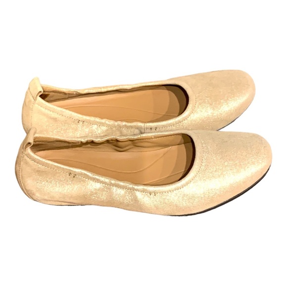 Clarks Gold Metallic Un Darcey Vibe Leather Ballet Flat in Size 10 - Picture 3 of 5